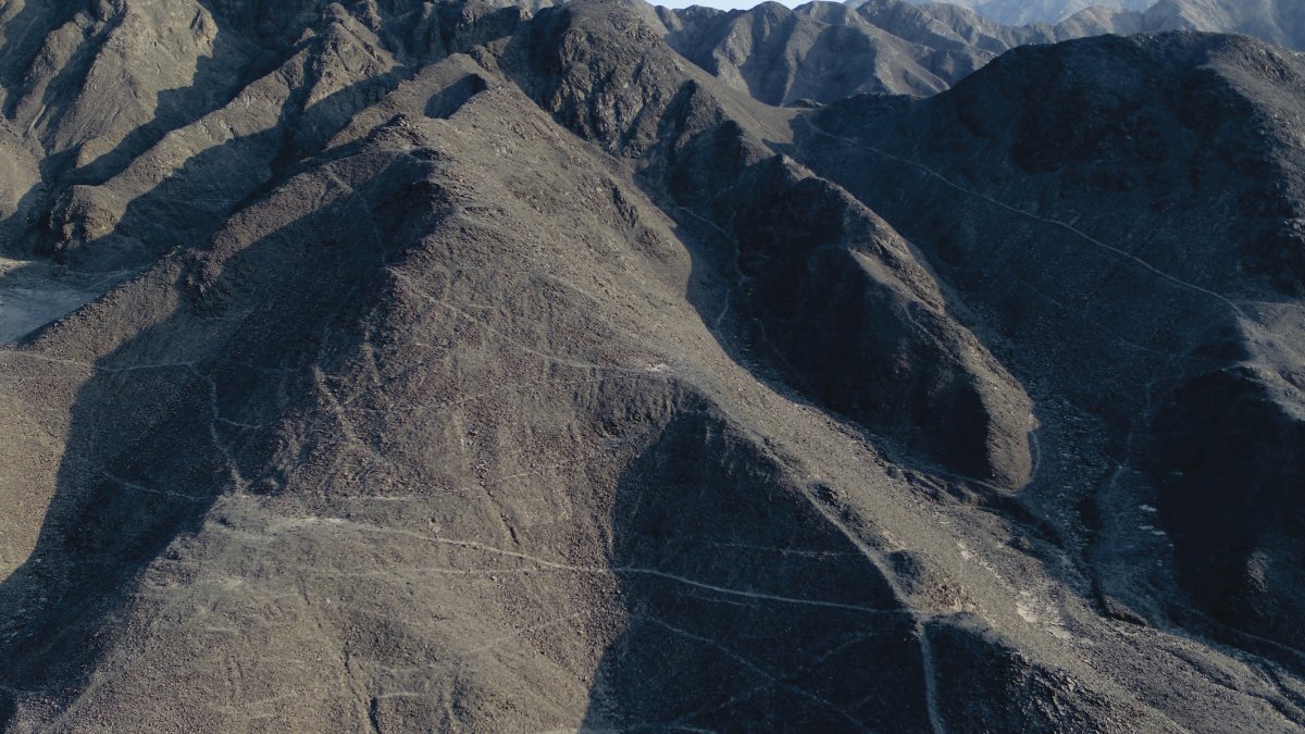 Vista aérea de un grupo de figuras pertenecientes a las líneas de Nazca.