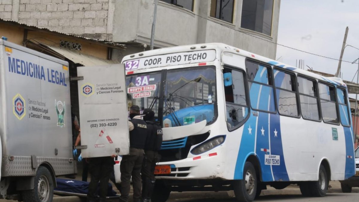 Al sitio llegaron agentes policiales para iniciar con las investigaciones de este hecho violento.