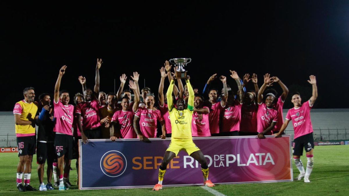 Los jugadores de Independiente celebran con el trofeo en suelo charrúa.