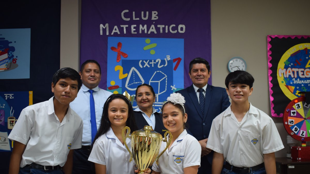 Los estudiantes del Interamericano, junto a sus maestros, muestran la copa ganada en el certamen.