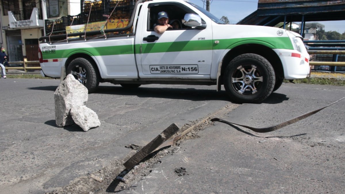 Alerta. Dos rocas se colocaron frente al desperfecto que hay en el puente.