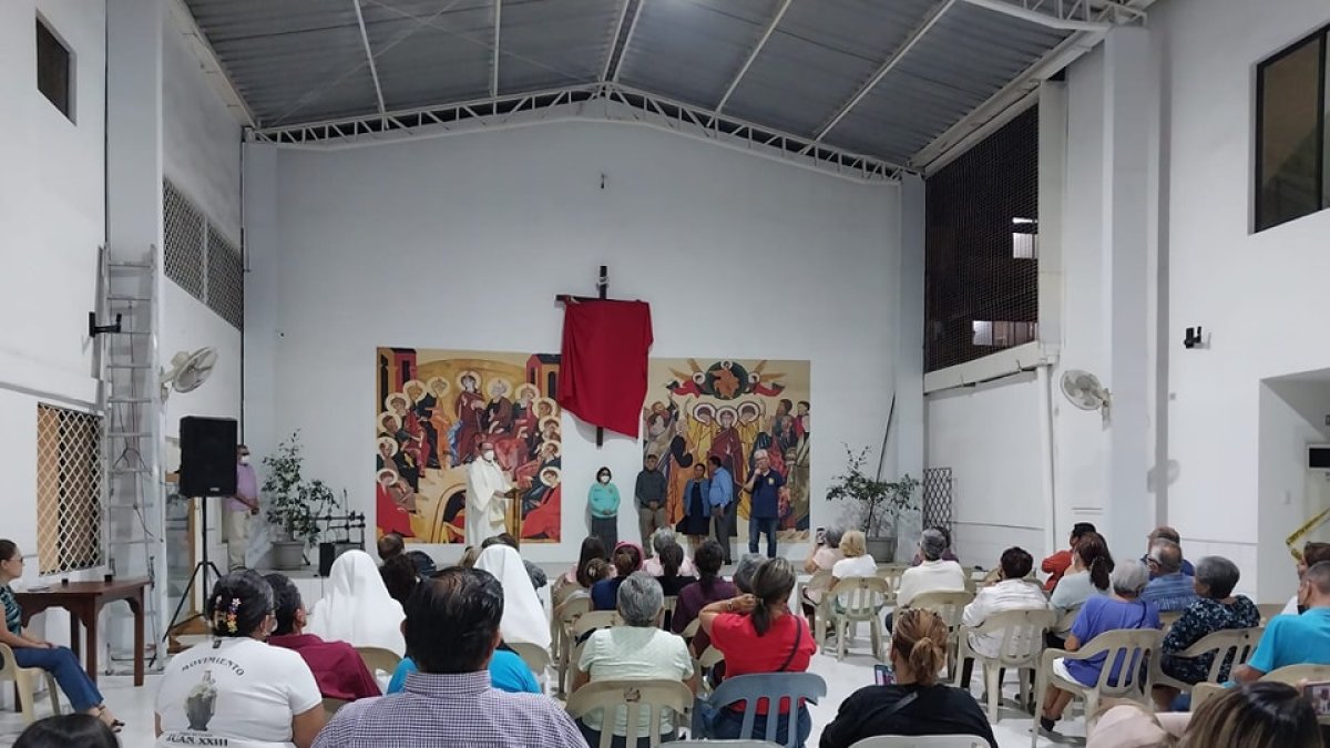 Guayaquil. Decenas de personas asistieron la noche de este domingo 15, a la ceremonia que develó los trabajos en la imagen.