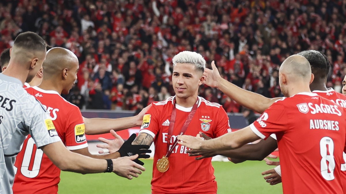 Enzo Fernández, ofensivo del Benfica, es felicitado por sus compañeros.