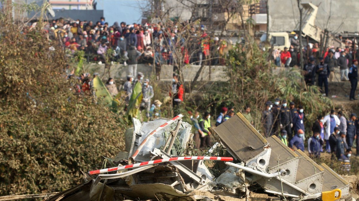Restos en el lugar del accidente del avión ATR-72 que se estrelló este domingo en el centro de Nepal, con 72 personas a bordo, 68 pasajeros y 4 miembros de la tripulación.  /