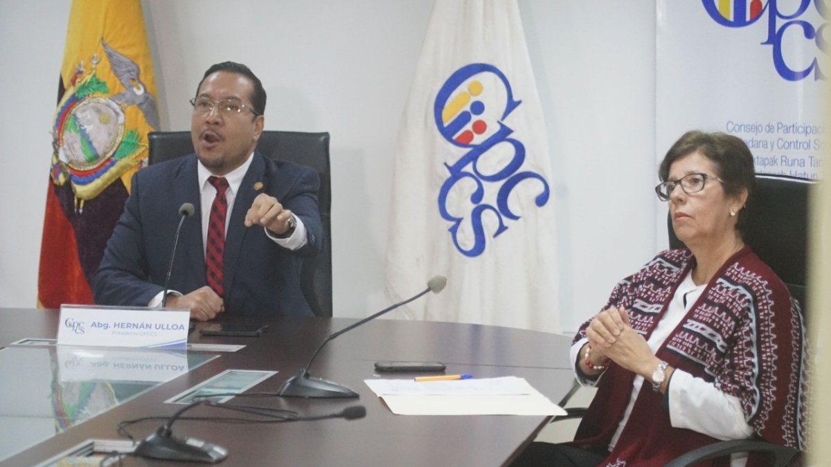 Acto. Hernán Ulloa apareció en la sala de sesiones con la única consejera suplente posesionada: Gina Aguilar.