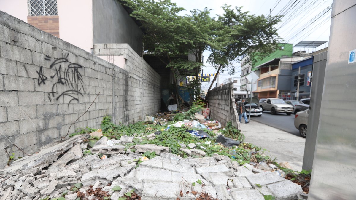 El solar tiene todo tipo de desechos. En él además dejan material de construcción, denuncia la comunidad.