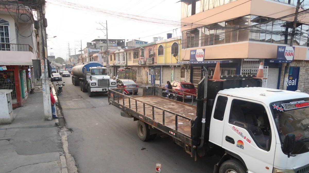 Vía. Los carros pesados invaden gran parte de las calles de la ciudadela Abel Gilbert 3 con su transitar diario. Moradores piden que esta queja sea atendida.