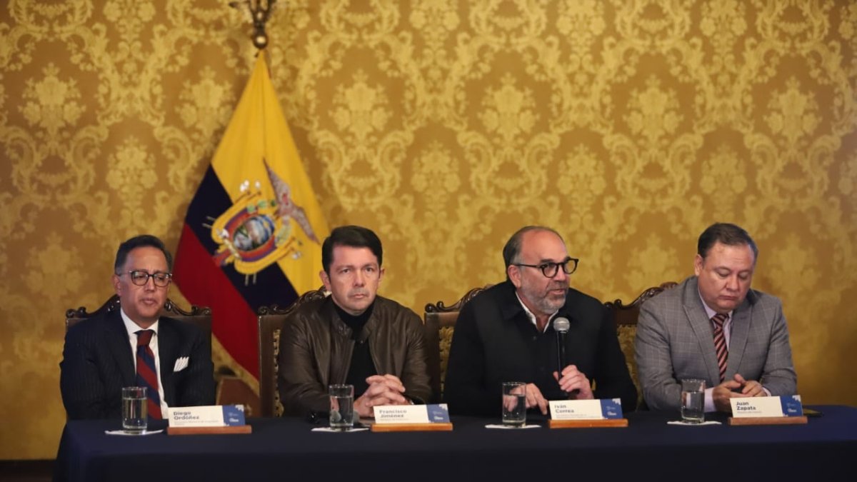 Autoridades de gobierno en rueda de prensa desde el Palacio de Carondelet.