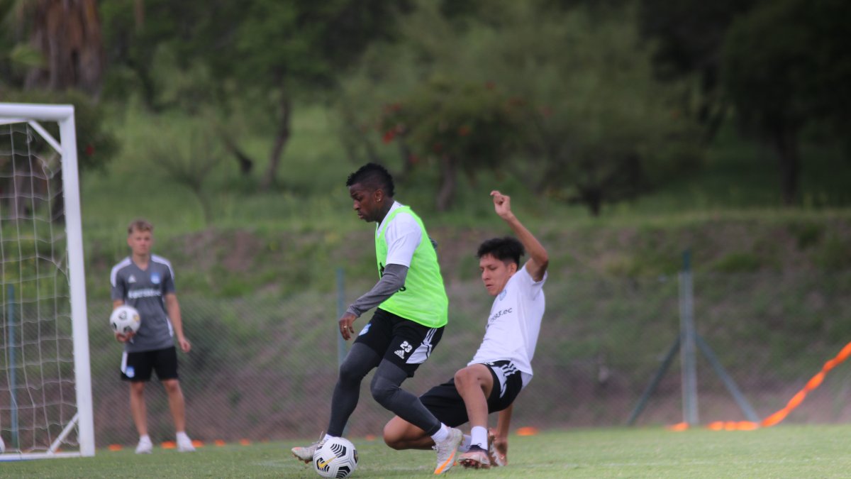 Miler Bolaños (c), ofensivo de Emelec, impone su potencia y velocidad en los entrenamientos, algo que lo convierte en una ficha clave para el esquema del Bombillo en el presente año.