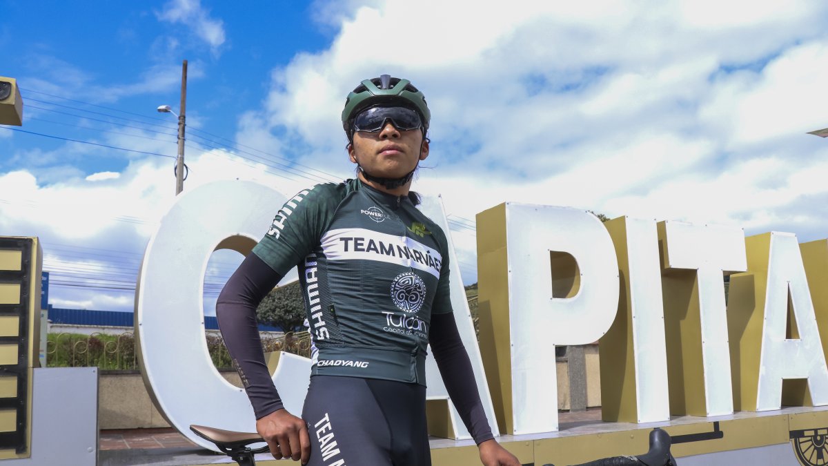 El ciclista ecuatoriano Elvis Cotacachi recalca que su inconfundible cabello largo, propio del pueblo kichwa, es su principal distintivo.