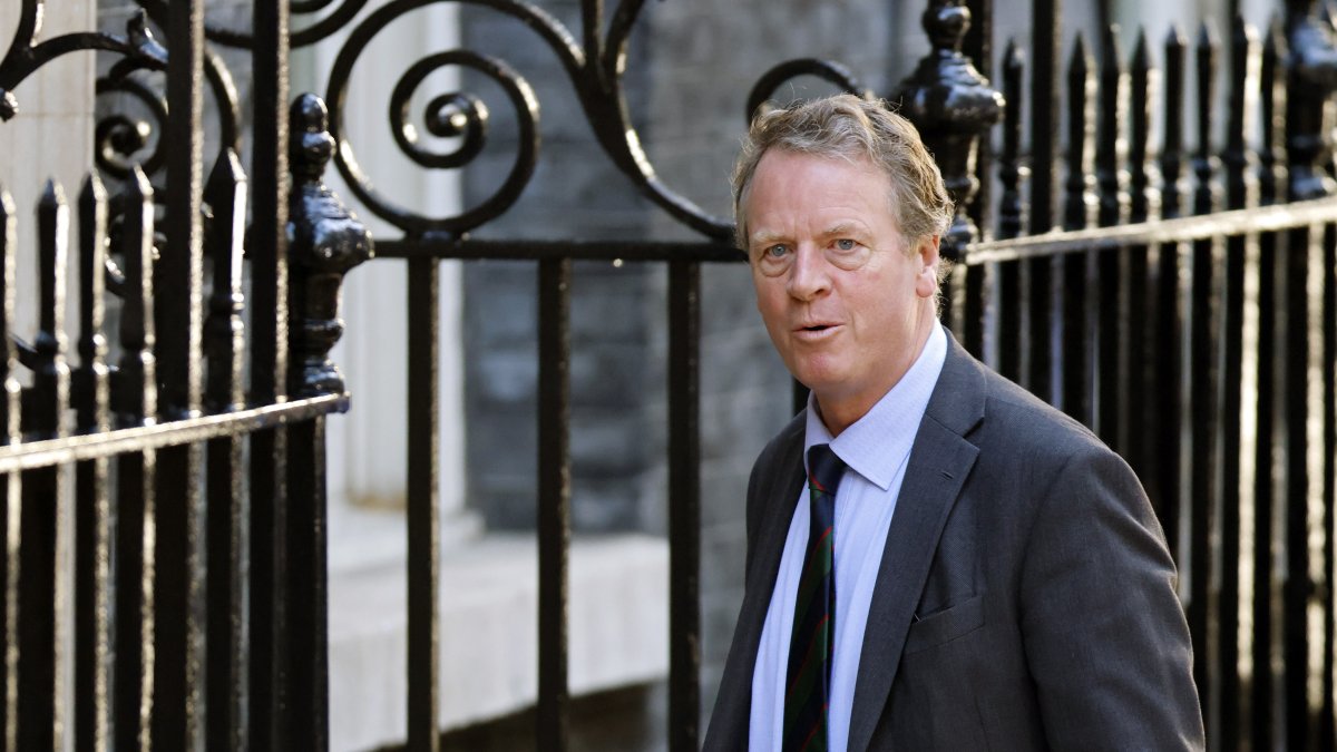 El secretario de Escocia, Alister Jack, llega para una reunión de gabinete en Downing Street el 7 de septiembre de 2022. Archivo //TOLGA AKMEN