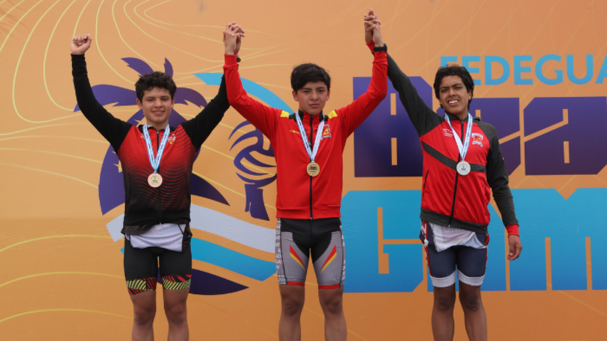 El podio final de la categoría individual masculina liderada por David Vega (c).