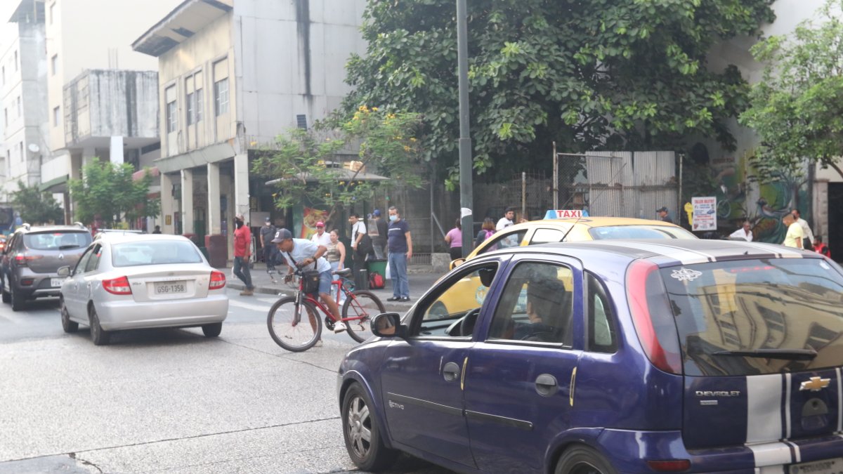 Ciclista interrumpe la viabilidad de los carros.