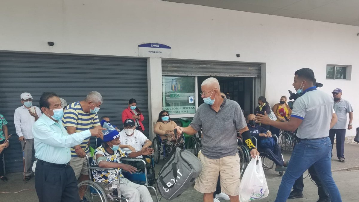 Foto referencial: Un grupo de pacientes renales en una protesta del 28 de noviembre de 2022 por la falta de insumos y medicinas para realizarse las diálisis en el Hospital Teodoro Maldonado, del IESS.