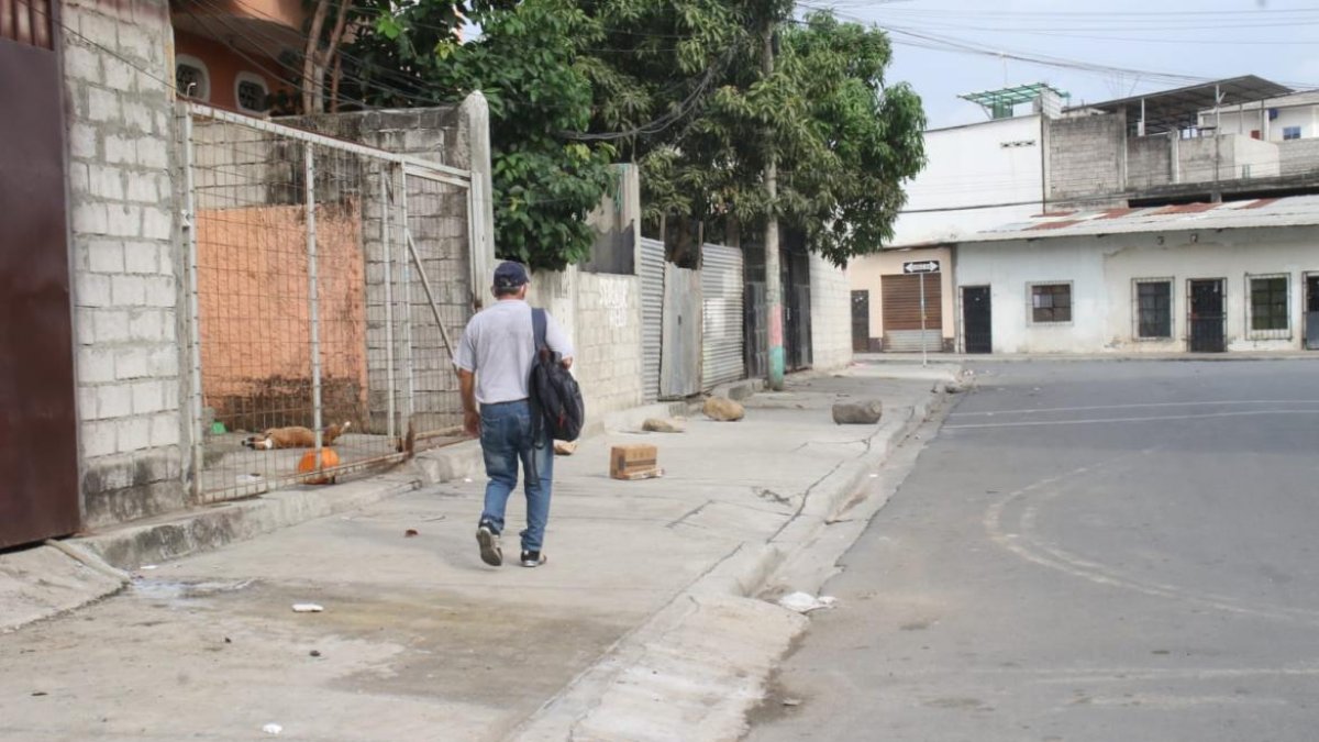 En el sitio en donde murió el chico colocaron un cartón con una vela, a modo de homenaje.