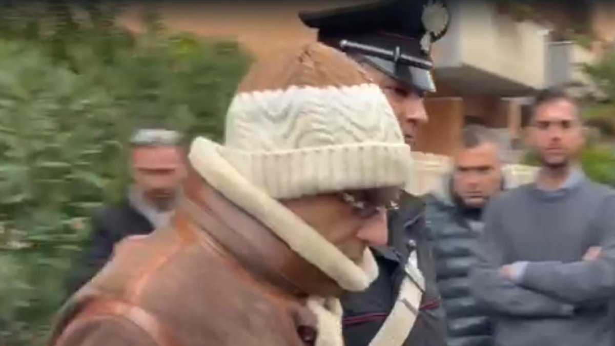 Imagen cedida por la policía italiana de la detención de Matteo Messina Denaro.