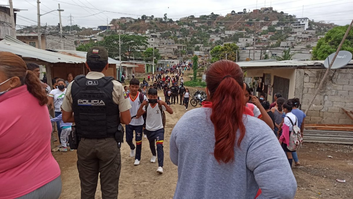 Padres de familia y policía están atentos durante el ingreso y salida de los estudiantes del Tránsito Anaguaña.