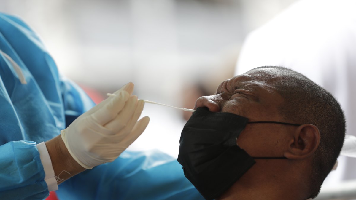 Muestra. Una trabajadora de salud toma una prueba.