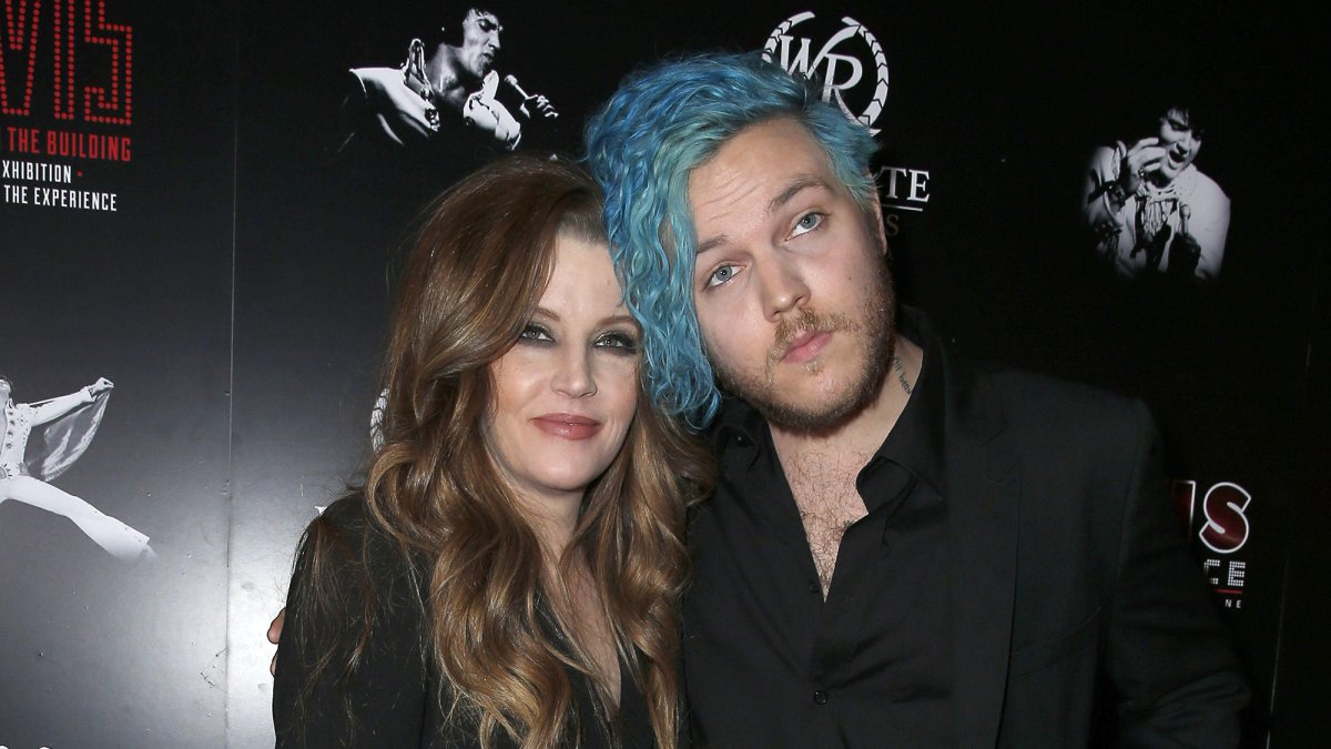 Lisa Marie junto a su hijo Ben. Ahora los restos de ambos descansarán junto a los de Elvis Presley.