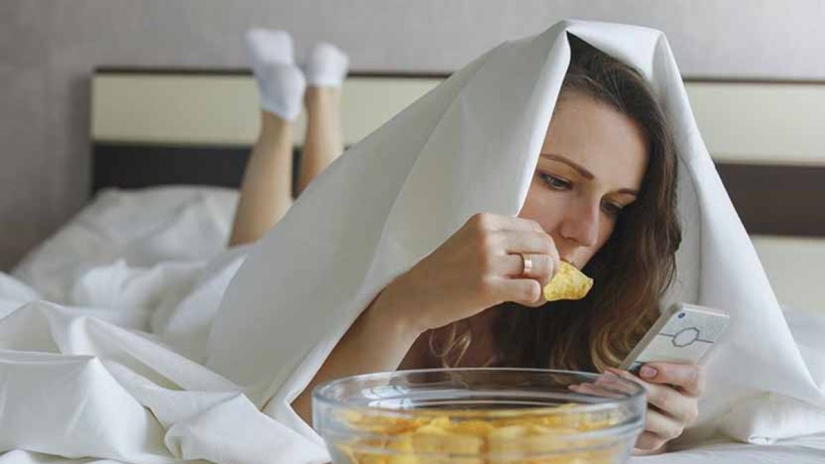 Acostarse a dormir poco tiempo después de haber cenado o ingerir alimentos mientras se intenta descansar son  práctica no saludables.