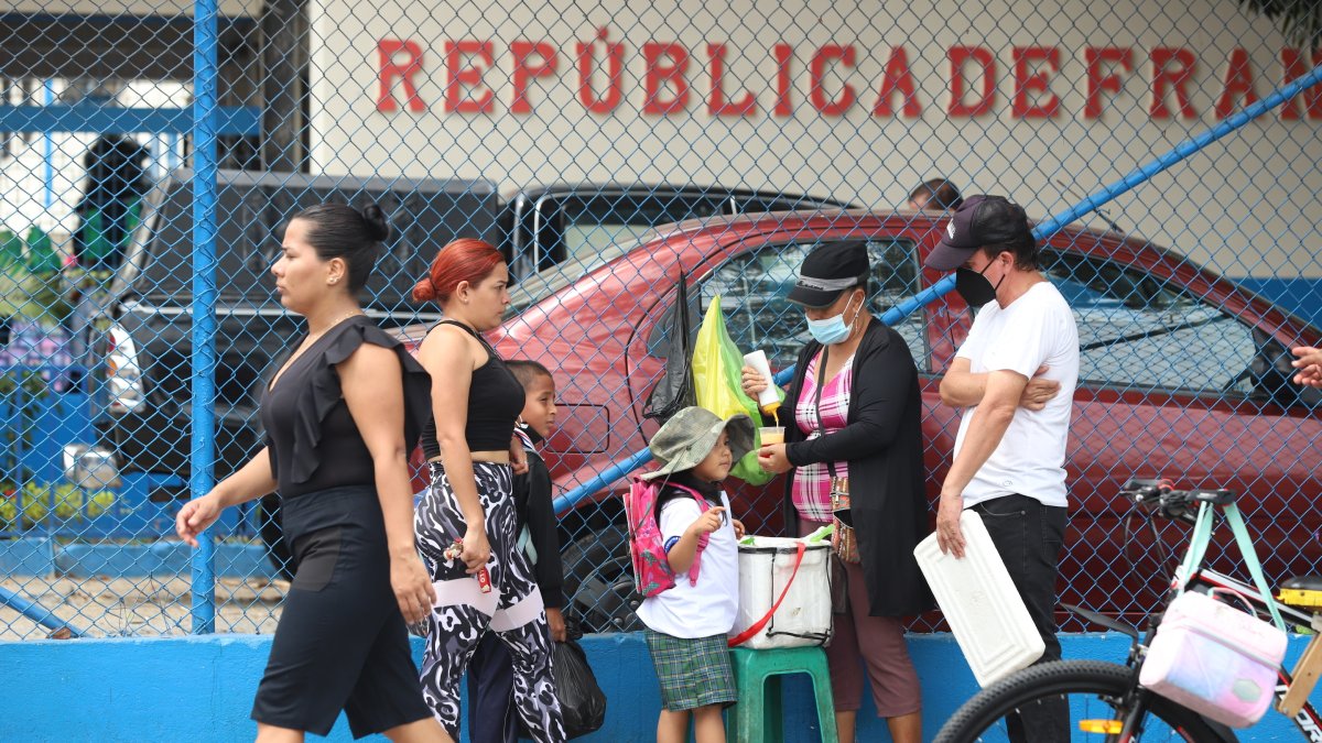 Los niños compran comida 'chatarra' en las afueras de los planteles educativos.