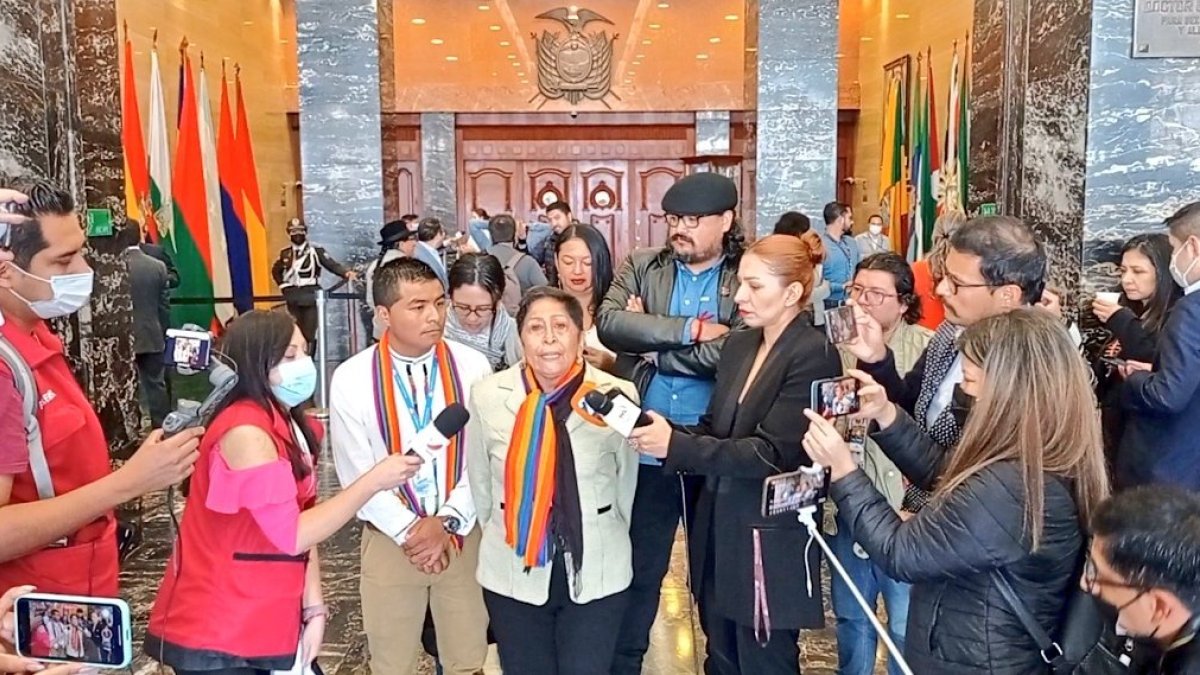 La legisladora Patricia Sánchez (c) durante el anuncio del rechazo de Pachakutik al referéndum del Ejecutivo.