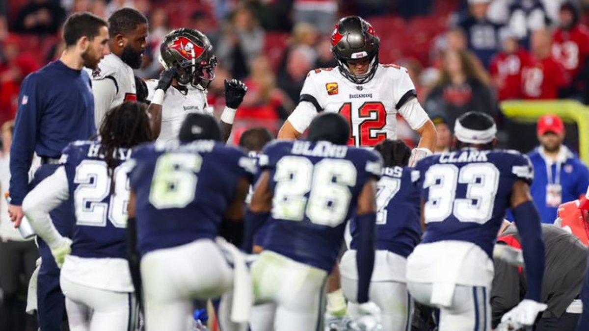 Tom tras la charla final luego de la eliminación a manos de los Cowboys.