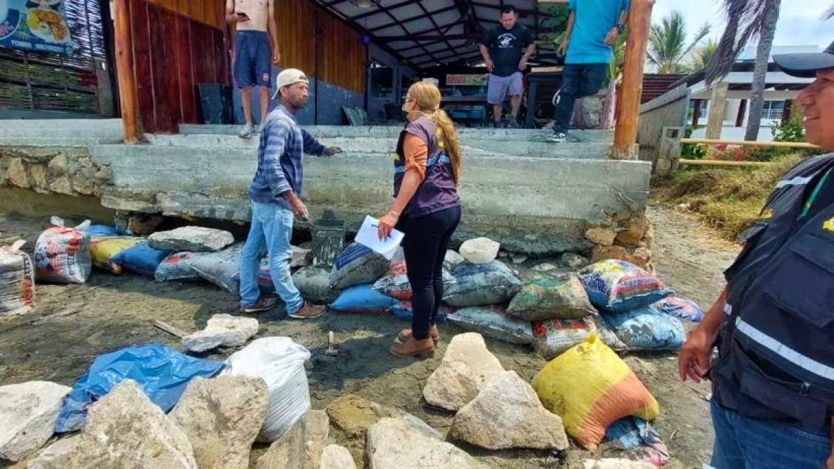 Santa Elena. Autoridades revisaron los daños causados por el oleaje.