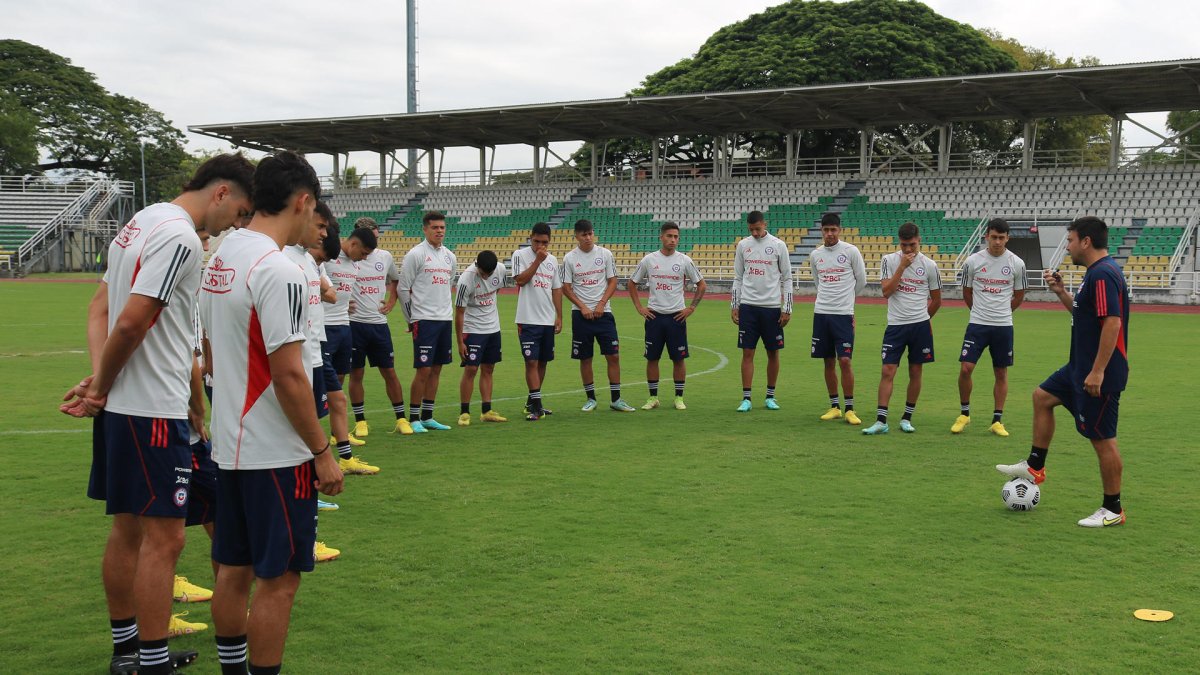 Fotografía cedida por la Asociación Nacional de Fútbol Profesional (ANFP), de jugadores de la selección chilena Sub'20 durante un entrenamiento hoy, en el Complejo Deportivo Palmira, en Palmira (Colombia).