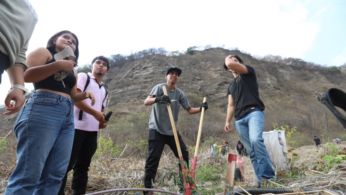 Actividad. Estudiantes y vecinos participaron en la jornada.