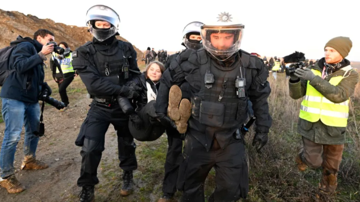 Momento en que Greta es detenida.