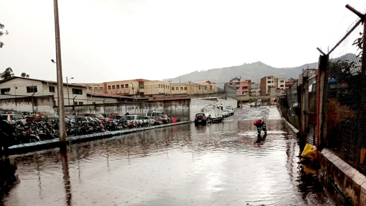 Desalojo. Maquinaria de Agua de Quito y de Obras Públicas del Municipio despejaron las calles de Guayllabamba, inundadas de lodo y agua el sábado