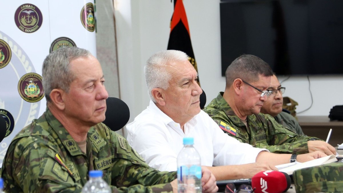 Centro. El ministro de Defensa, Luis Lara, habla del Plan Militar con Colombia.