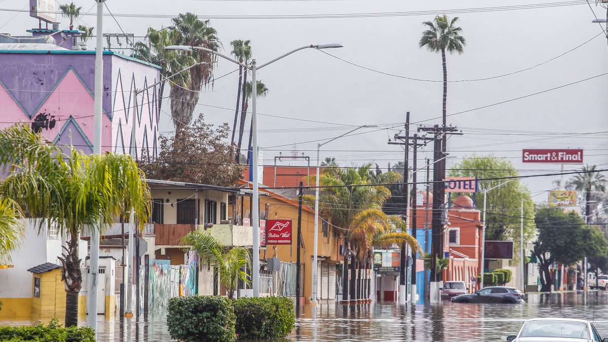 Fotografía de una inundación provocada por la llegada del Frente Frío número 25, hoy martes 17 de enero, en Ensenada (México).  