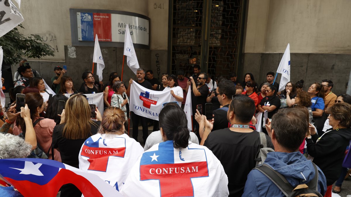 Miembros de la Confederación Nacional de Funcionarios de la Salud Municipal (Confusam)  exigen mejoras en la atención primaria, en las afueras del Ministerio de Salud en Santiago (Chile). EFE/
