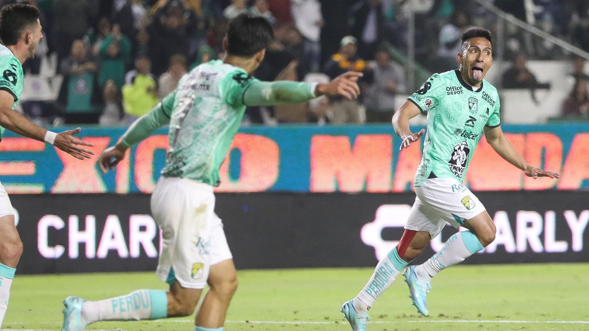 Ángel Mena (d) celebra su gol frente al Necaxa.