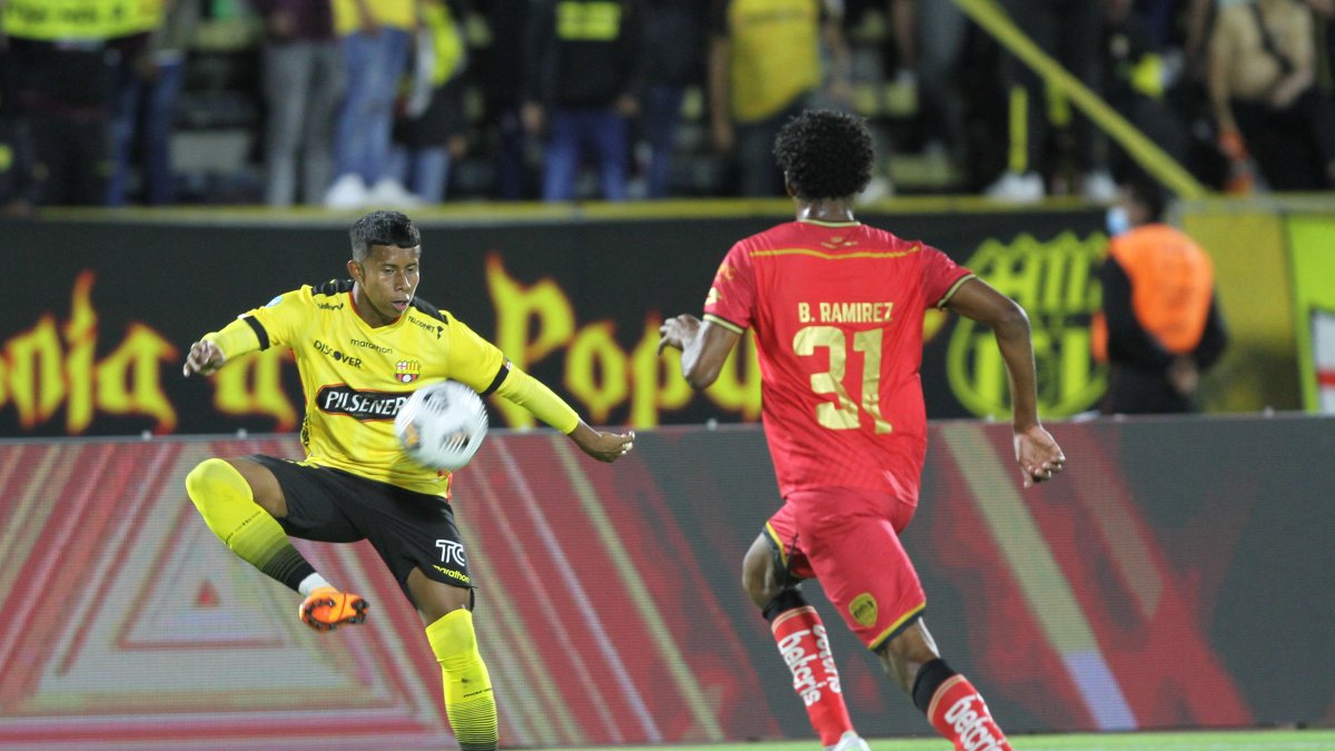 Leonardo Yánez (i) fue uno de los pocos juveniles que pudo jugar el año pasado en el primer equipo de Barcelona. Apenas disputó 7 cotejos.
