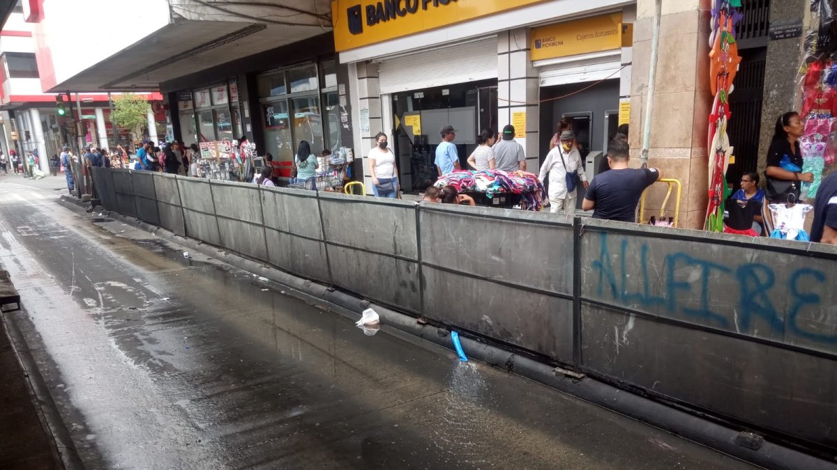 En la calle Sucre, su calzada quedó inundada.