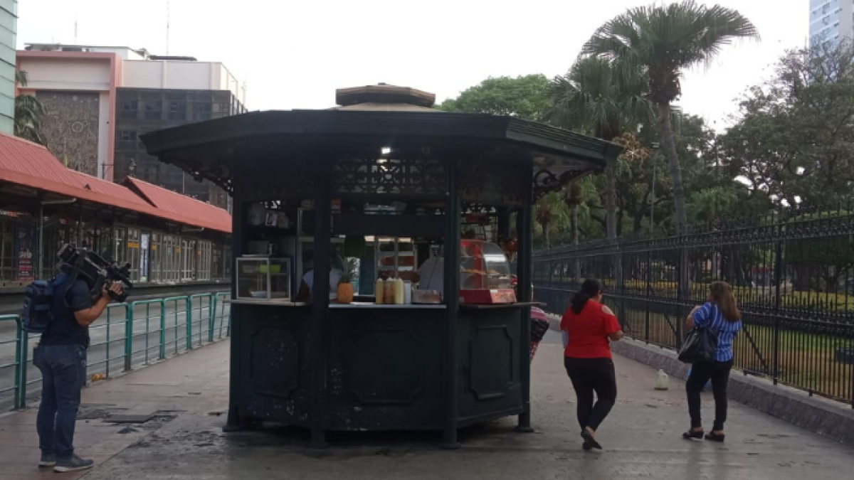 En un costado del local aún pueden verse manchas negras resultantes del fuego.