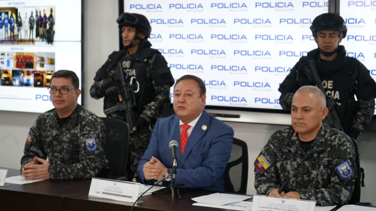 Juan Zapata, ministro del Interior, junto a Fausto Salinas, comandante general de Policía.