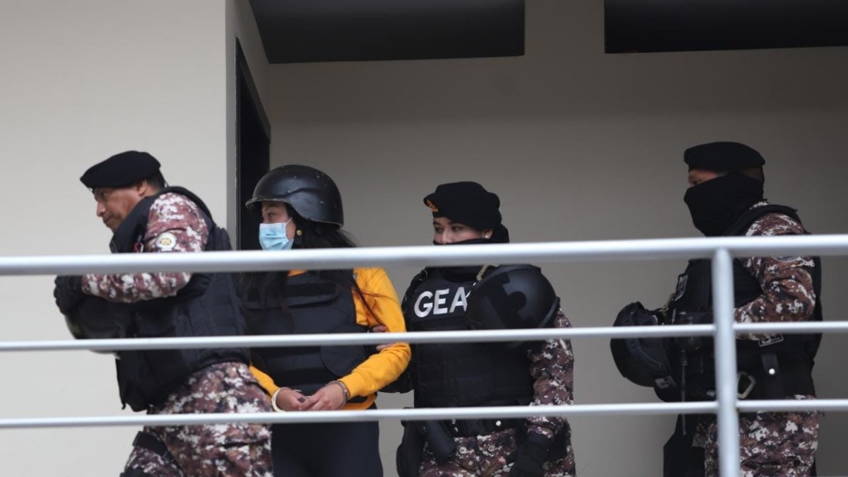 Diligencia. La cadete llegó a la audiencia custodiada por guías penitenciarios.