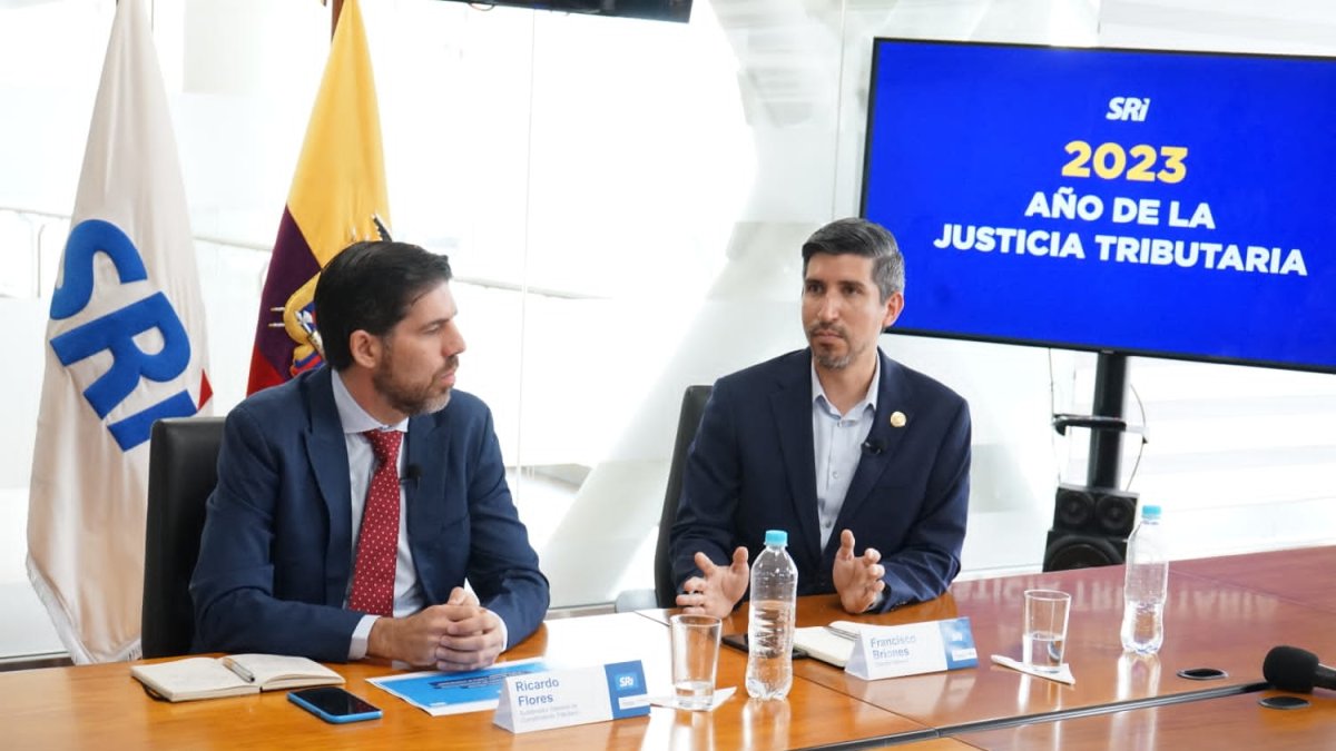 Ricardo Flores, subdirector General de Cumplimiento Tributario, y Franciso Briones, director del SRI.