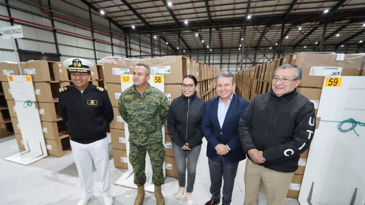 La presidenta del CNE, Diana Atamaint, y el consejero José Cabrera asistieron al inicio de la distribución.