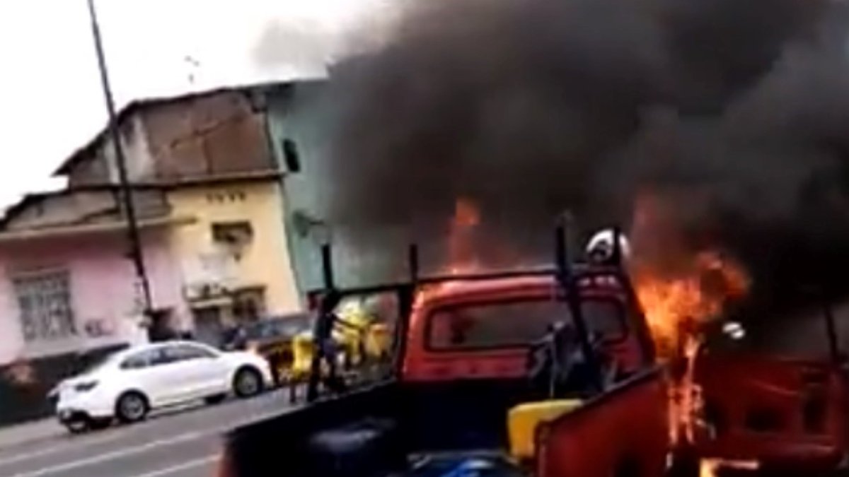 El vehículo quedó en llamas. La emergencia fue controlada por el cuerpo de bomberos de Guayaquil.