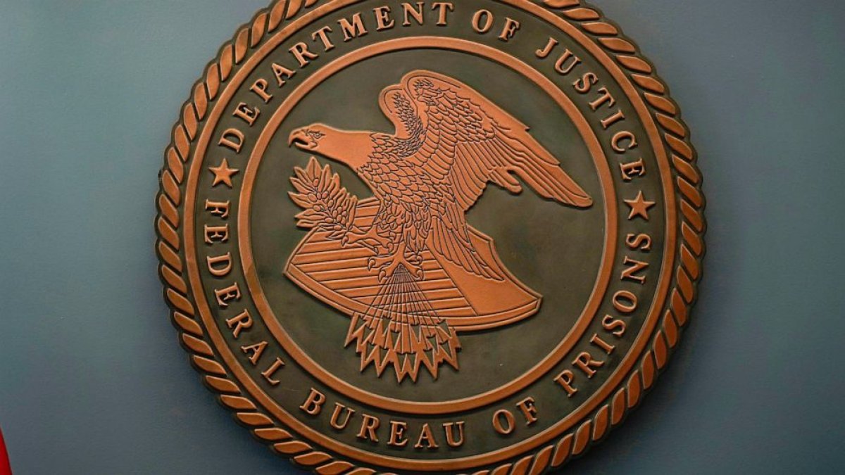 El sello de la Oficina Federal de Prisiones se ve en la sede de la Oficina Federal de Prisiones en Washington.