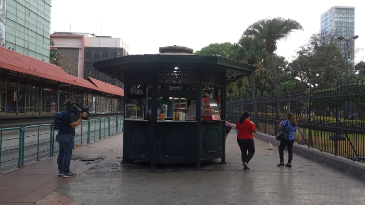 El quiosco se encuentra ubicado en la calle Pedro Moncayo, en el centro de Guayaquil.