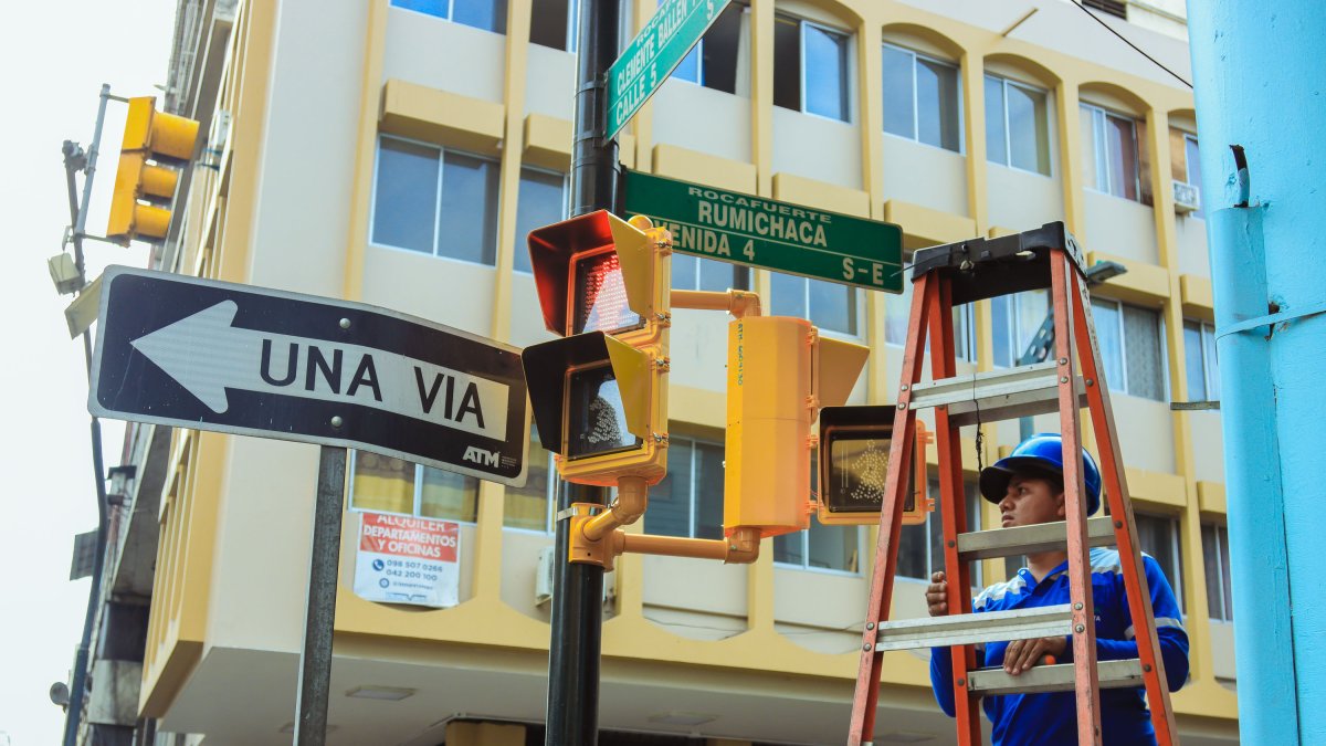 Imagen referencial. Se reportan la vandalización de intersecciones semafóricas en calles de Guayaquil.