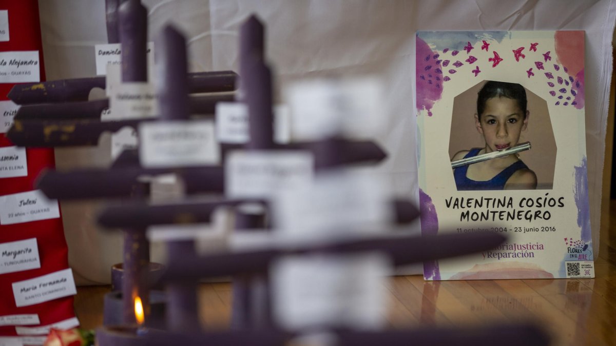 .- Vista hoy del retrato de una víctima de feminicidio durante una rueda de prensa de la Asociación Latinoamericana para el Desarrollo Alternativo (ALDEA), en Quito (Ecuador).