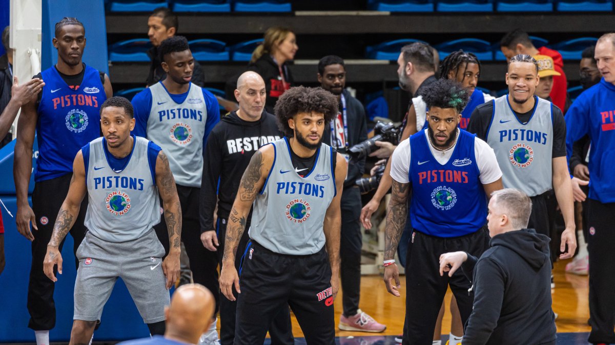 Jugadores de los Pistons durante uno de los entrenamientos en suelo francés