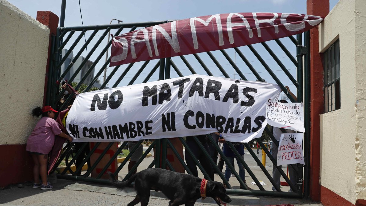 Un grupo de estudiantes de la Federación Universitaria de San Marcos cuelga pancartas en una de las entradas de la Universidad Nacional Mayor de San Marcos (UNMSM), en Lima (Peru). EFE/ 